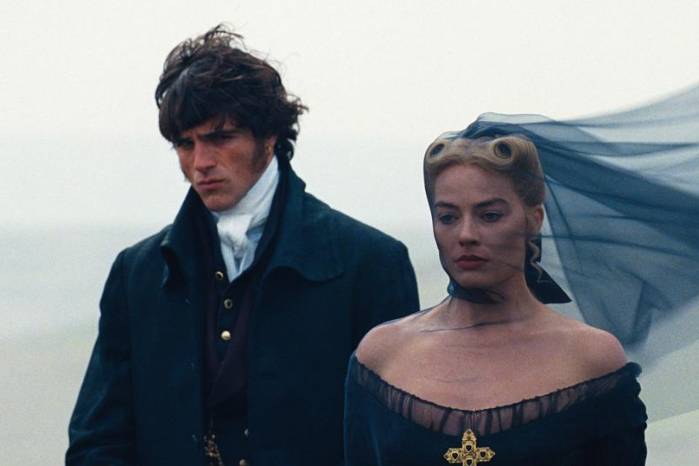 Robbie y Elordi presentan un amor que más que deseable, es trágico e impulsivo.