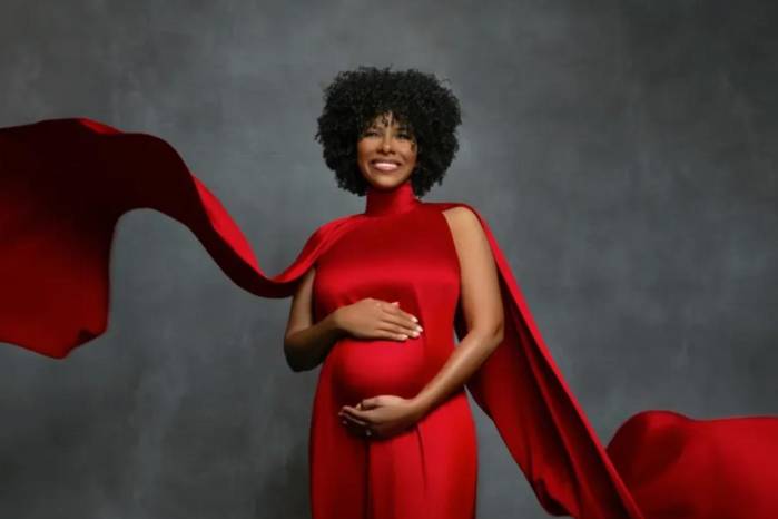 La maternidad llega en un momento de madurez personal y profesional para Chandler, quien afirmó que esta nueva etapa fortalece su visión de servicio público.