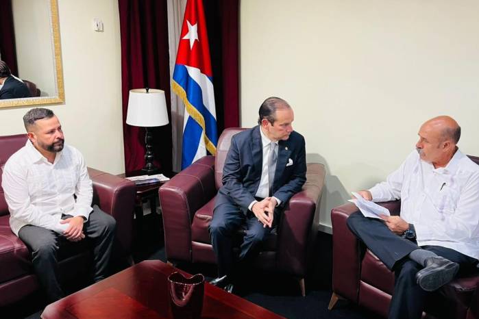 Martínez-Acha (centro) fue recibido por Rafael Dausá, jefe de América Central y el Caribe del Ministerio de Relaciones Exteriores de Cuba, así como por el embajador de Panamá en Cuba, Edwin Pitty (izq.).