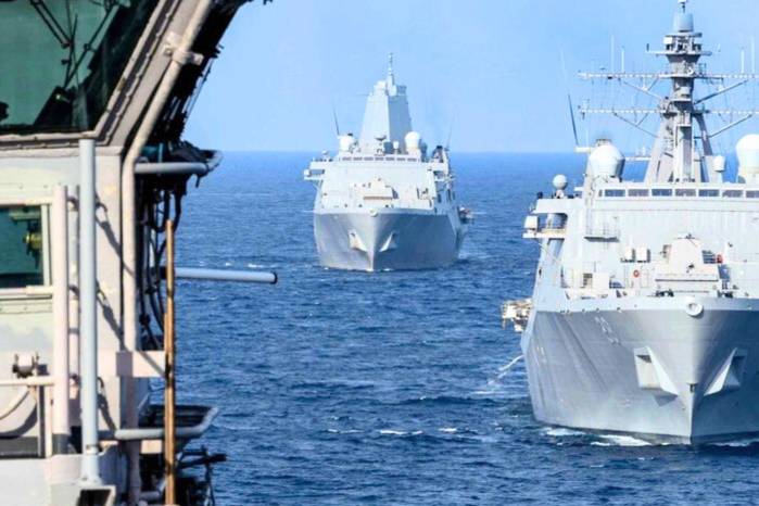 la armada de Estados Unidos opera casi 100 barcos alrededor del mundo todos los días.