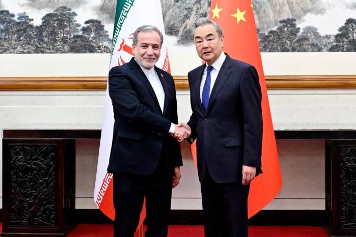 El encuentro se dio entre el canciller chino Wang Yi y su homólogo iraní Abbas Araghchi.