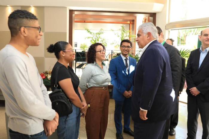 A su llegada al hotel en Foz de Iguazú este viernes, Mulino fue recibido por un grupo de estudiantes panameños que cursan diversas carreras en la ciudad.