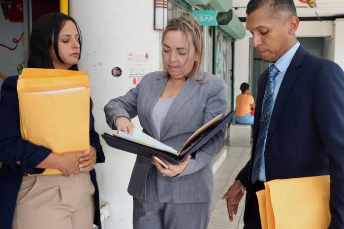 La directora de Asesoría Legal del Ministerio de Educación, Nilka González, junto con el equipo legal de la institución, presentó la denuncia correspondiente ante el Ministerio Público.