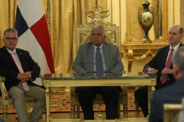 Mulino sancionó la norma en un acto oficial acompañado por autoridades del Ejecutivo, Legislativo, Contraloría y representantes de asociaciones de jubilados.