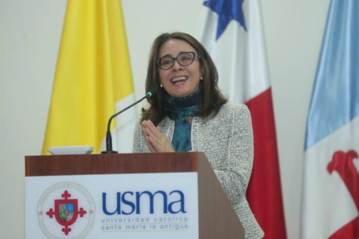 Botero cuestionó la idea de que las redes sociales puedan reemplazar el trabajo periodístico.
