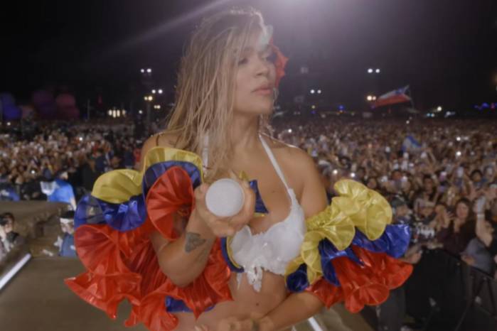 Durante más de una hora y media, la artista no solo interpretó sus mayores éxitos, sino que convirtió el escenario en una vitrina del orgullo latino.