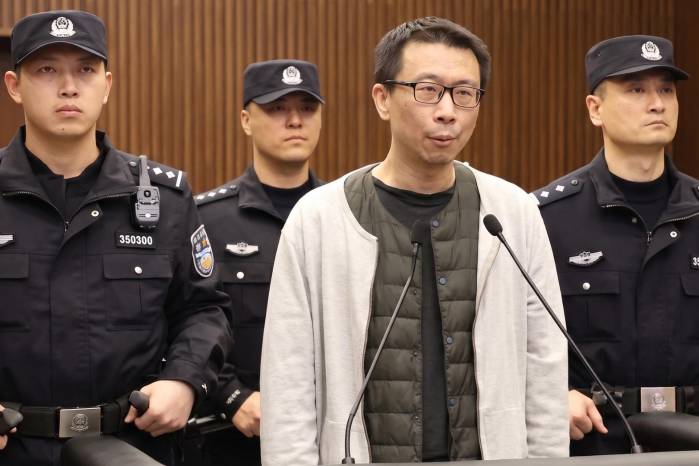 De acuerdo con medios locales, Xu Yao cometió el crimen en 2020 después de desarrollar resentimiento contra Lin, quien lo había ayudado a conseguir un importante acuerdo con Netflix.