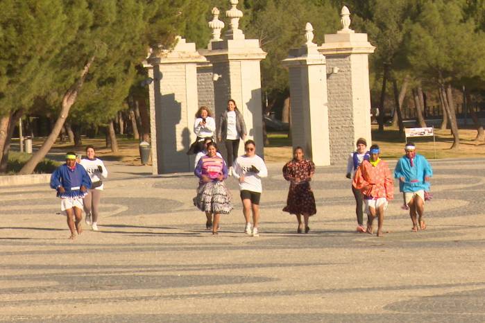 Conocidos por su extraordinaria resistencia física, los tarahumaras -o rarámuri, como se denominan a símismos-, término que etimológicamente significa ‘corredores a pie’ o ‘pies ligeros’, son originarios de la Sierra Tarahumara.