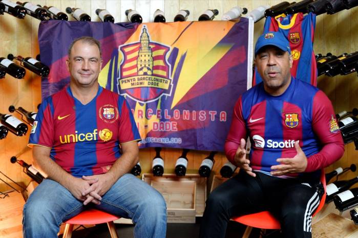En la imagen, Rafael Escoté (i), miembro de la 'Penya Barcelonista de Miami' posa junto al aficionado dominicano Elian Rodríguez.