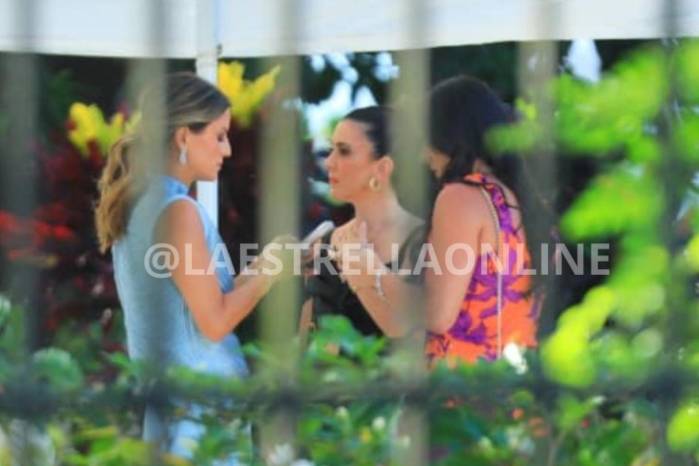 Se captó entre las 3:45 p.m. y las 4:00 p.m. la llegada de los primeros invitados a la boda.