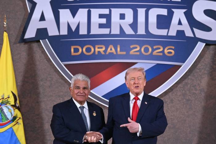 Trump saluda a Mulino a su llegada a la cumbre en Doral, Miami.