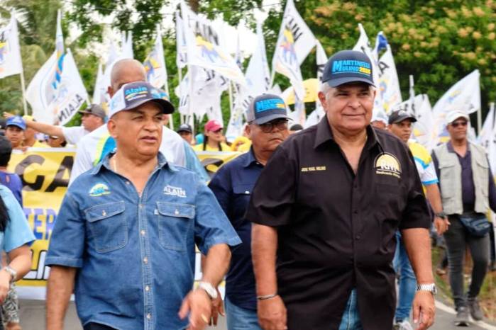 El diputado Alaín Cedeño junto al presidente José Raúl Mulino durante la campaña política.