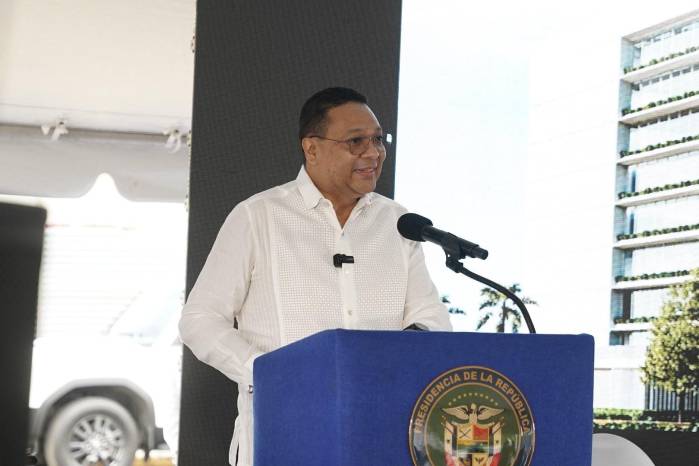 Dino Mon. director de la Caja de Seguro Social.