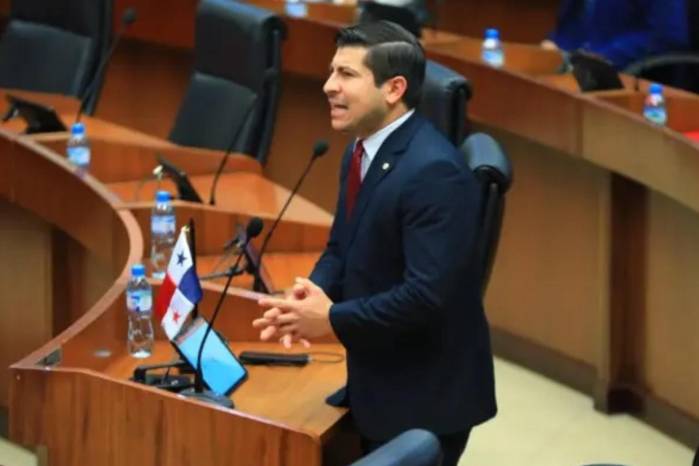 Bloise sostuvo que la Asamblea Nacional debe asumir un papel más activo en la protección de la institucionalidad universitaria.