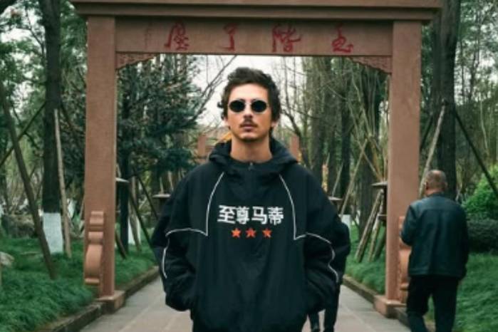 El actor compartió en sus redes sociales que se encuentra en China mientras sus fans y detractores hablan de su inoportuno comentario.