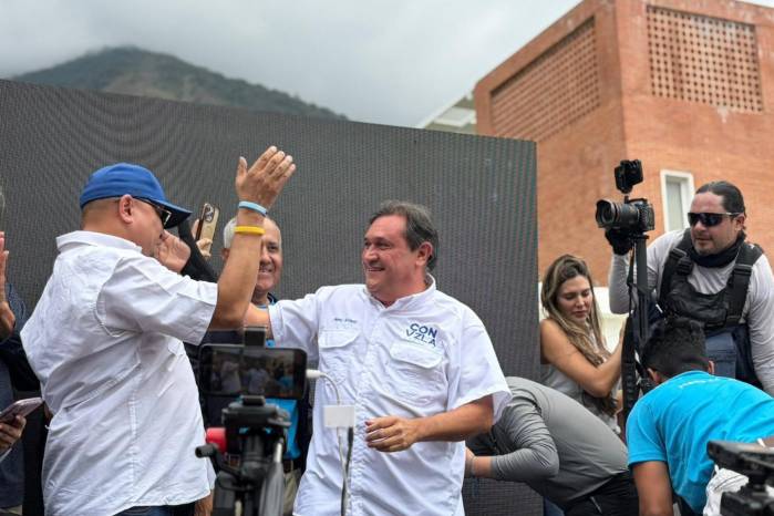 ‘Tenemos que organizarnos, porque en unos días tenemos que esperar también en esas fronteras a María Corina Machado, que va a hacer libre ejercicio de ciudadanía’, expresó Cárdenas (der.).