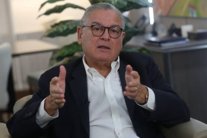 Flores enfatizó que ningún funcionario público puede quedar exento de registrar su asistencia laboral.