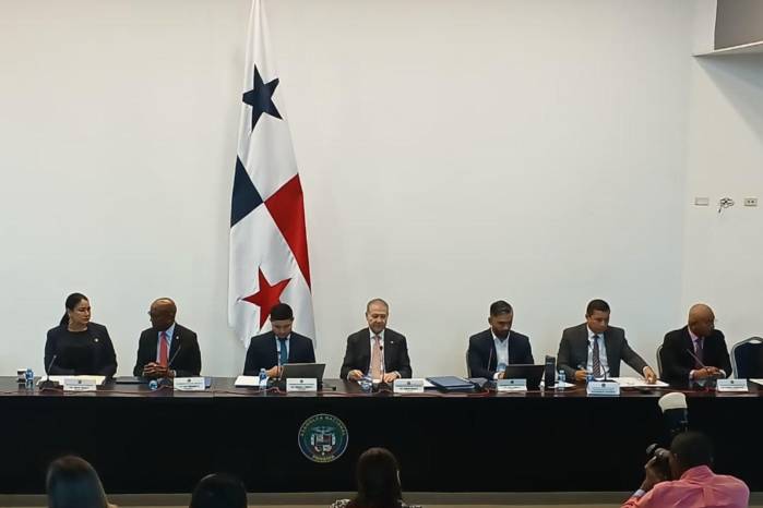 Gaitán explicó que se tiene previsto escuchar exposiciones hasta alrededor del mediodía.
