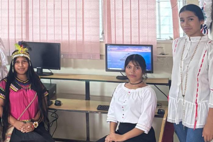 Estudiantes del Colegio Comercial Tolé delante de las computadoras en el mes de la patria.