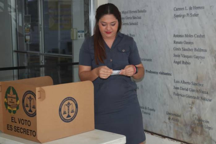 Entre los hechos presentados en el documento se detalla la exclusión de estudiantes regulares del Registro Electoral Final.