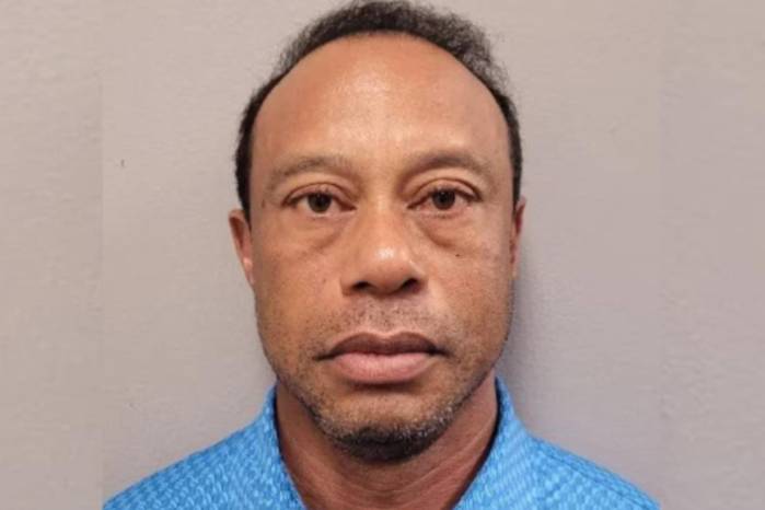 Fotografía publicada por la oficina del condado de Martin en X del golfista Tiger Woods, ganador de 15 ‘grandes’, que fue detenido por daños a la propiedad y por negarse a una prueba de orina tras verse involucrado en un accidente de carretera en Jupiter Island.