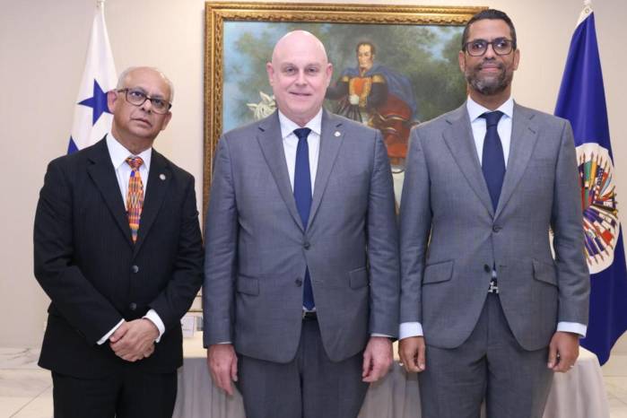 A la reunión asiste el secretario general de la OEA, Albert Ramdin (izq.), quien se reunió con Guevara Mann (centro).