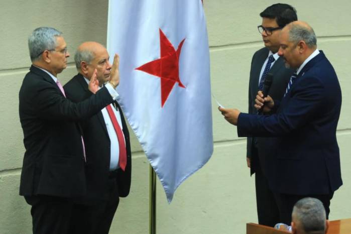 Barroso y el diputado suplente Gilberto Estrada fueron juramentados por el diputado presidente de la Asamblea Nacional, Jorge Herrera.