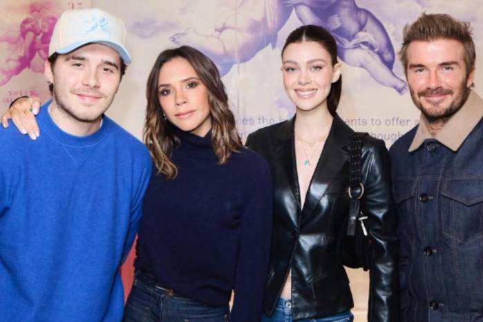 Brooklyn Bekcham posa junto a sus padres y esposa en el lanzamiento al mercado de su propia salsa picante, Cloud 23.