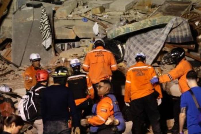 Integrantes de cuerpos de emergencia buscan víctimas este miércoles, luego de dos fuertes terremotos sacudieron el Caribe venezolano.