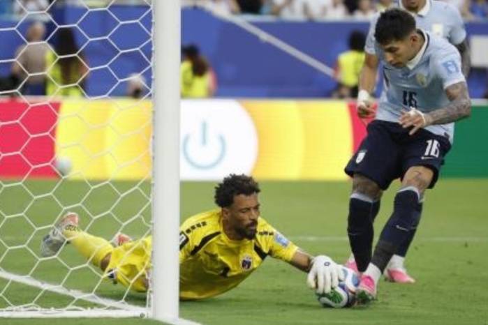 Mathías Olivera (d) de Uruguay disputa el balón con Vozinha de Cabo Verde en el partido del grupo H del Mundial de la FIFA 2026 entre Uruguay y Cabo Verde, en el estadio Hard Rock en Miami.