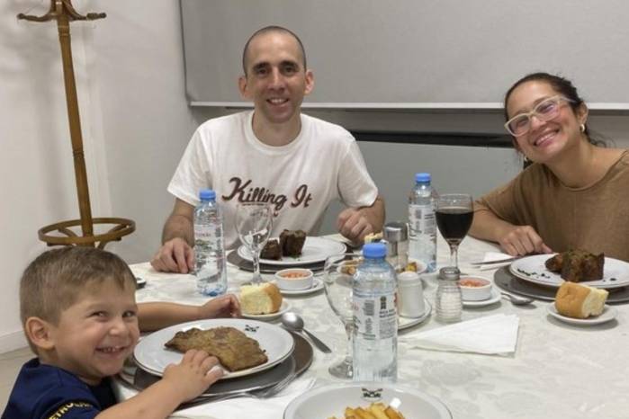“Estuvimos los tres juntos después de tanto tiempo separados”, escribió la esposa en su cuenta acompañando la imagen de los tres compartiendo la mesa.