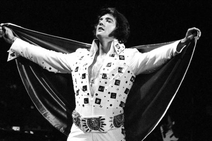 En esta versión solo es Elvis, sin intermediarios o comentaristas, es su voz y su visión.