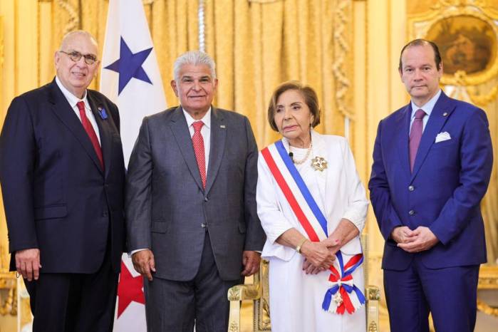 Correa recibió en el Salón Amarillo del Palacio de las Garzas la Orden Nacional Dr. Belisario Porras.