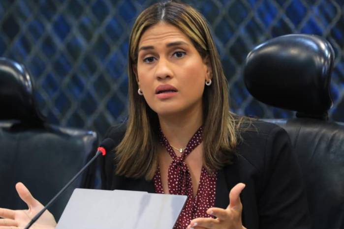 La diputada reconoció la presencia de la directora designada de la entidad, Andrea Vega, quien acudió junto a su equipo directivo.