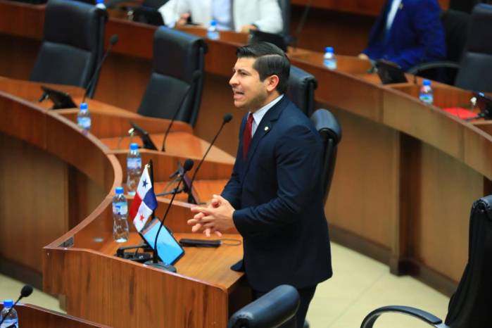 Bloise dijo que buscará respaldo de otros diputados para devolver el derechos a replica a primer debate.