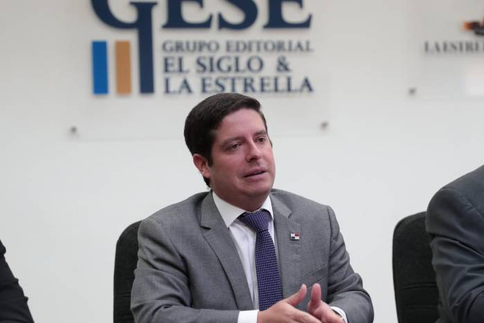 Roberto Rock, expresidente de la SIP, leyó la lista de los nuevos integrantes de la junta, entre los cuales está Alfaro Boyd.