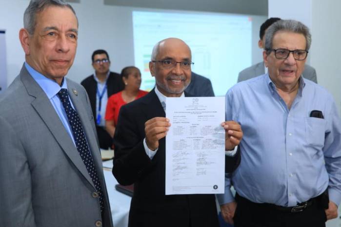José Emilio Moreno, recibe el acta que lo declara rector, despúes de las elecciones celebradas este 1 de julio