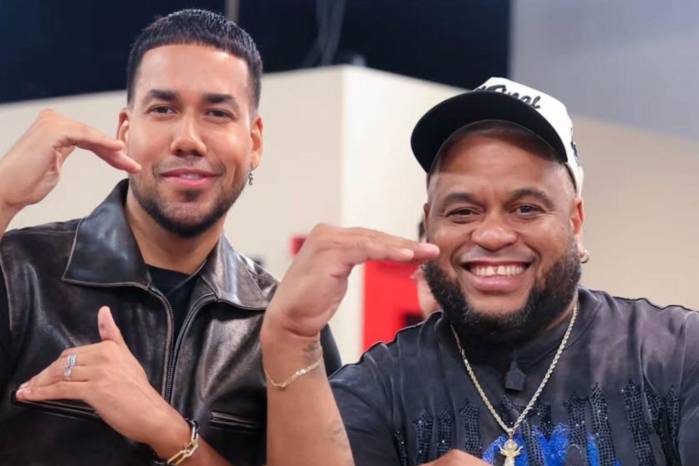 Romeo Santos junto a La Fruta durante su visita a La Casa de Alofoke 2.