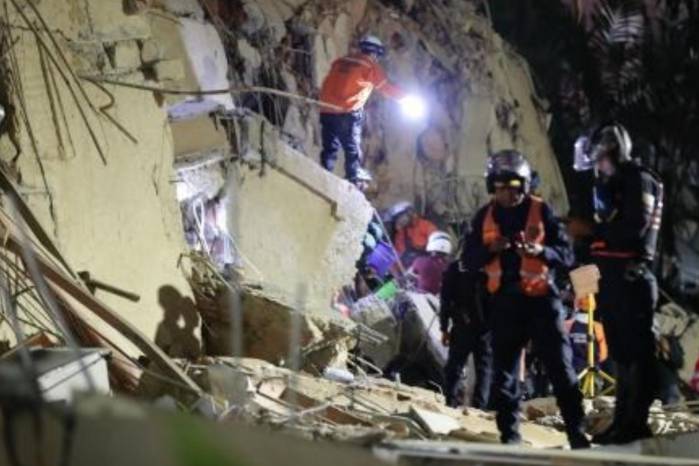 Integrantes de cuerpos de emergencia buscan víctimas este miércoles, luego de dos fuertes terremotos sacudieron el Caribe venezolano en Caracas.