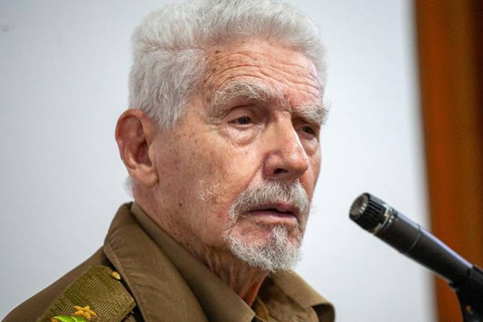 Ramiro Valdés se unió tempranamente al movimiento liderado por Fidel Castro.