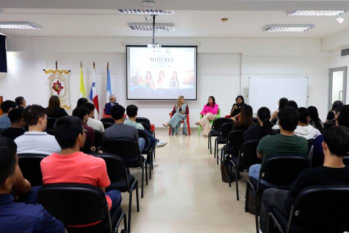 De izquierda a derecha: las panelistas Elvia Bustavino, Alexandra Sánchez y Fátima Sáez, quienes conversaron con el profesor Daniel Domínguez Z.