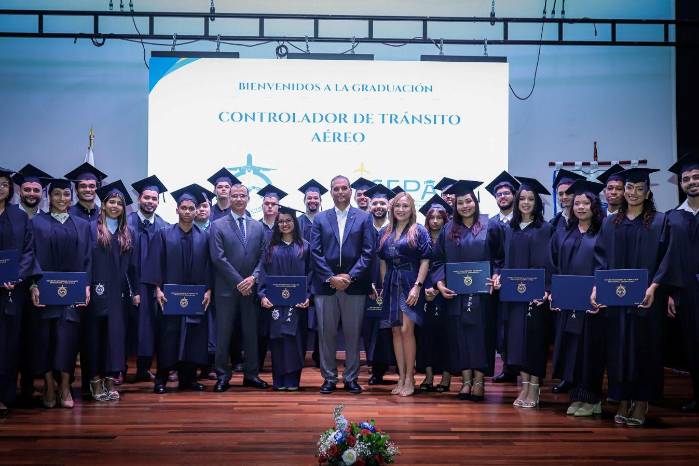 El capitán Rafael Bárcenas Chiari, director general de la AAC (centro) junto a los graduandos de la segunda promoción de controladores de tránsito aéreo en el Auditorio del Tribunal Electoral.