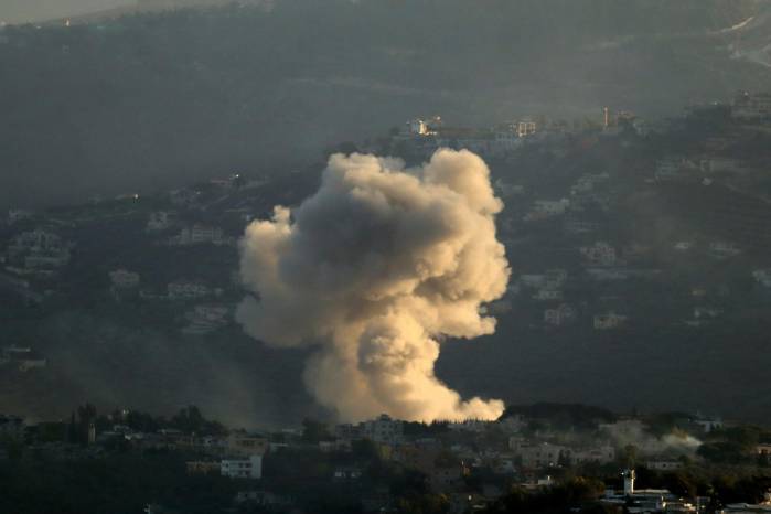 Columna de humo tras un ataque israelí en la villa de Kafr Kila, en el sur del Líbano.