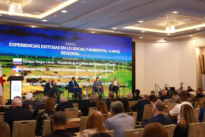 Expertos durante el foro “Empleo Sostenible Sinergia entre Minería, Medio Ambiente y Desarrollo Social”.