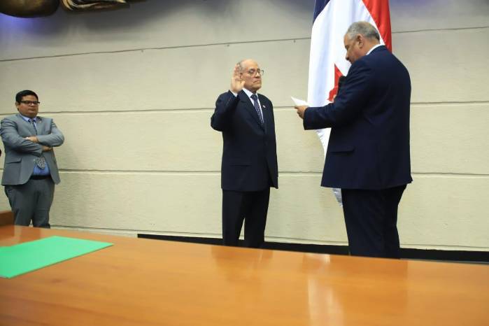 El diputado presidente de la Asamblea, Jorge Herrera, juramente al nuevo subcontralor.