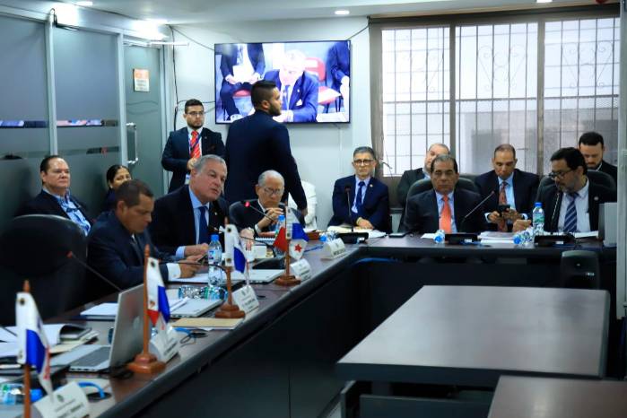 Contralor Anel Flores durante la sustentación del crédito adicional de $24.3 millones ante la Comisión de Presupuesto de la Asamblea Nacional de Panamá.