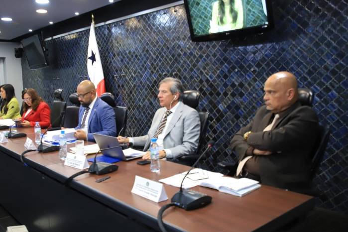 Comisión de Credenciales avala descuentos por ausencias a diputados