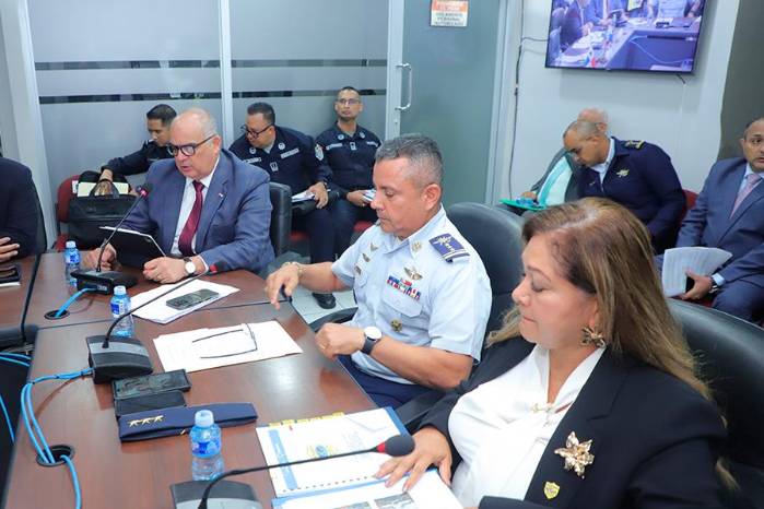 El director Jaime Fernández defendió ante la Asamblea un programa temporal para reforzar áreas conflictivas mientras ingresan nuevos agentes.