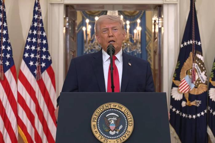 Captura de video tomada de una transmisión de La Casa Blanca del presidente de Estados Unidos, Donald Trump, durante un mensaje a la nación en Washington.