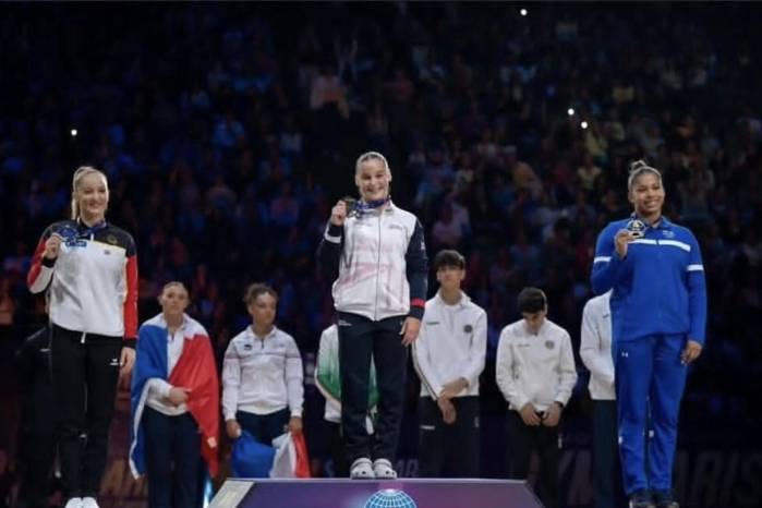 Karla Navas (der.) recibiendo la medalla de bronce en la Copa del Mundo de Gimnasia Artística París 2025.